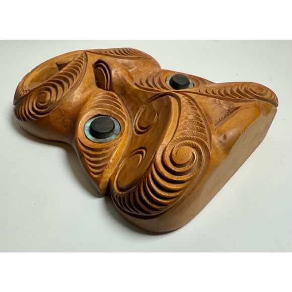 Vintage Hand-Carved Māori Kauri Wood Koruru Gable Mask w/ Pāua Shell Eyes - Picture 8 of 9